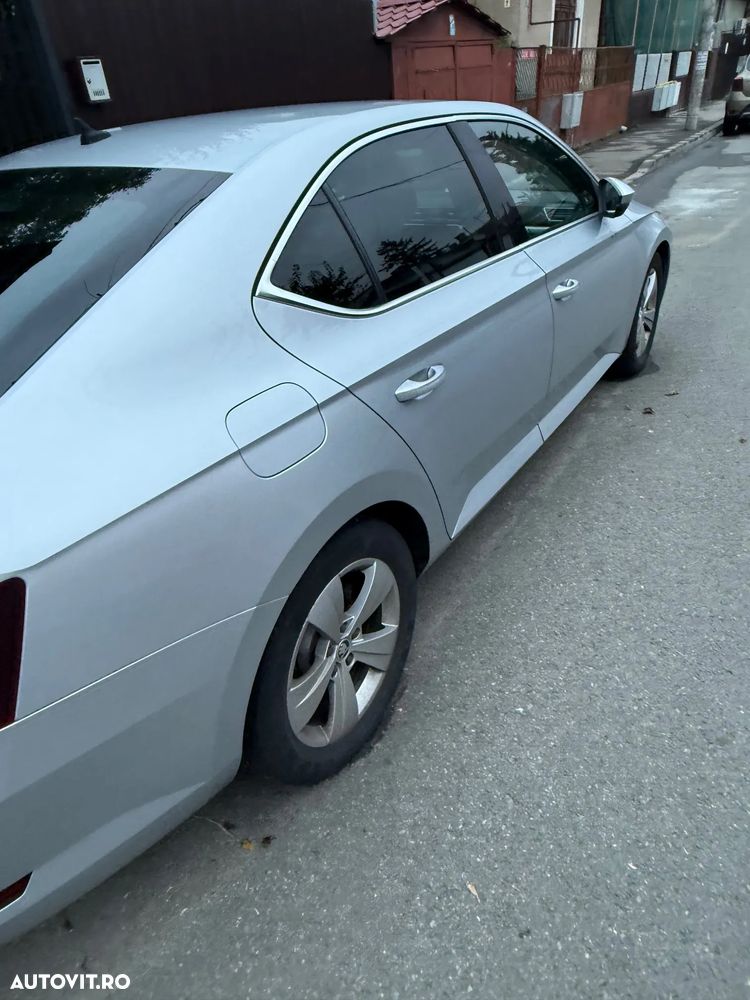 Skoda Superb 2.0 TDI DSG Ambition - 8