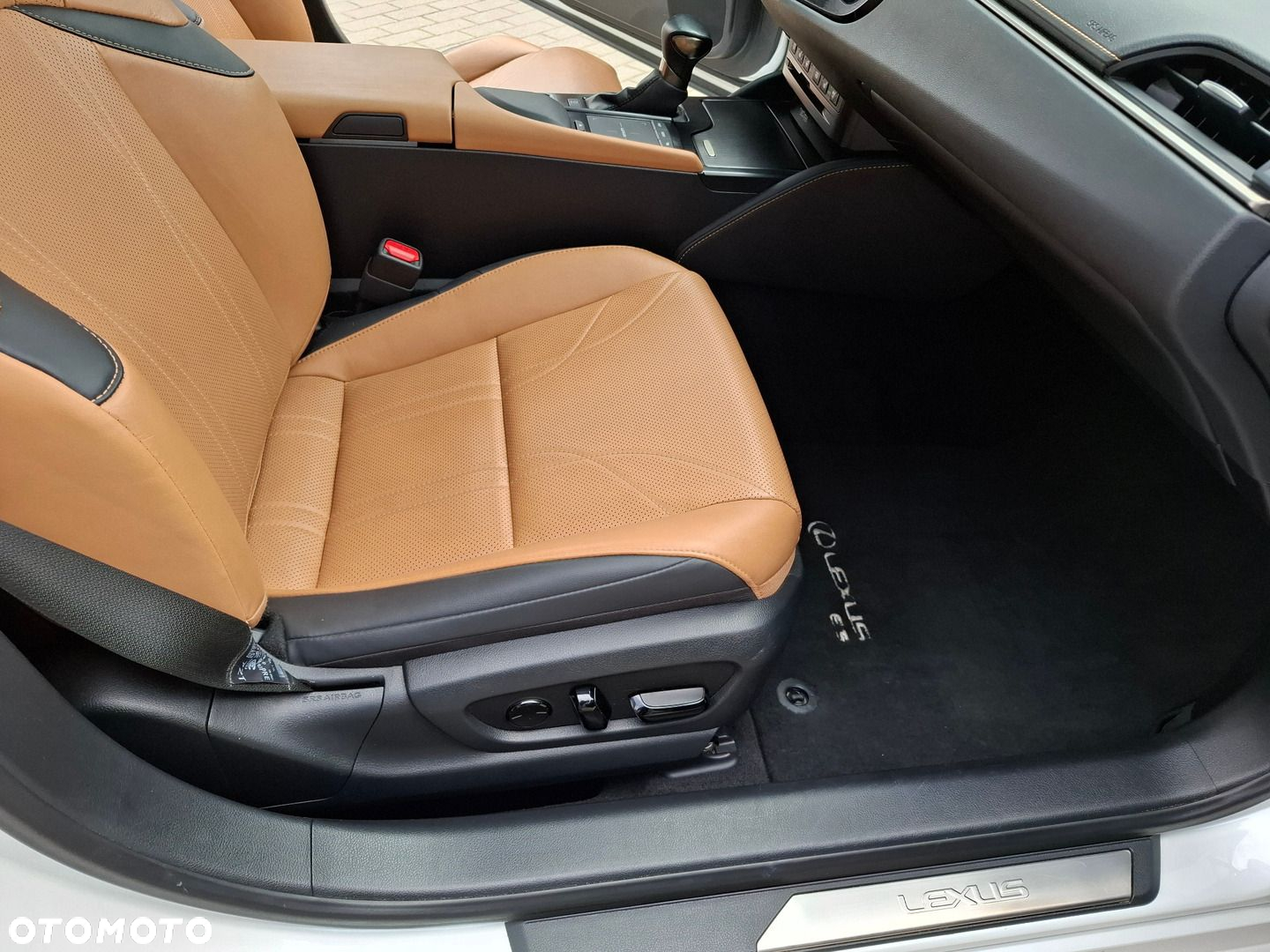 Lexus ES 300h Omotenashi - 22