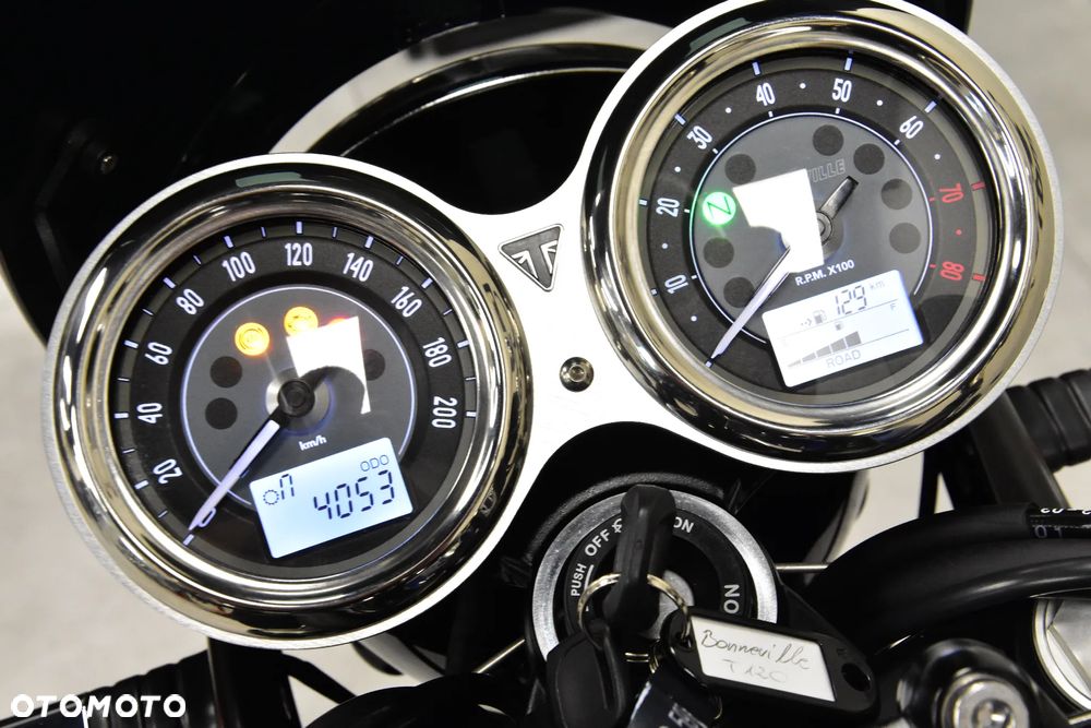 Triumph Bonneville - 18