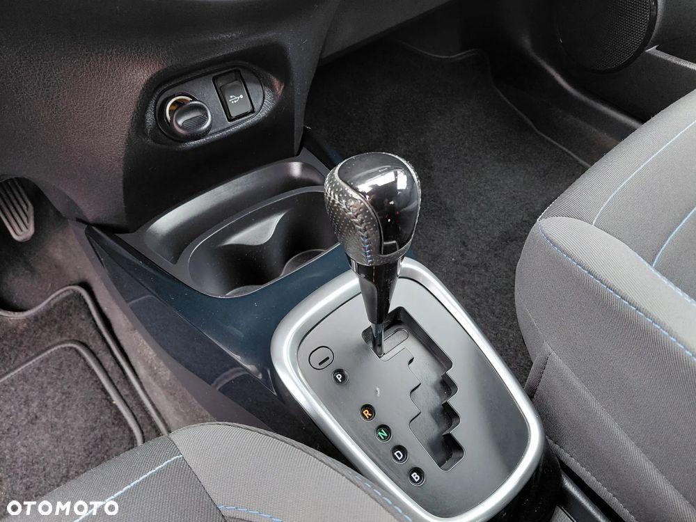 Toyota Yaris Hybrid 100 Selection Platinum - 31