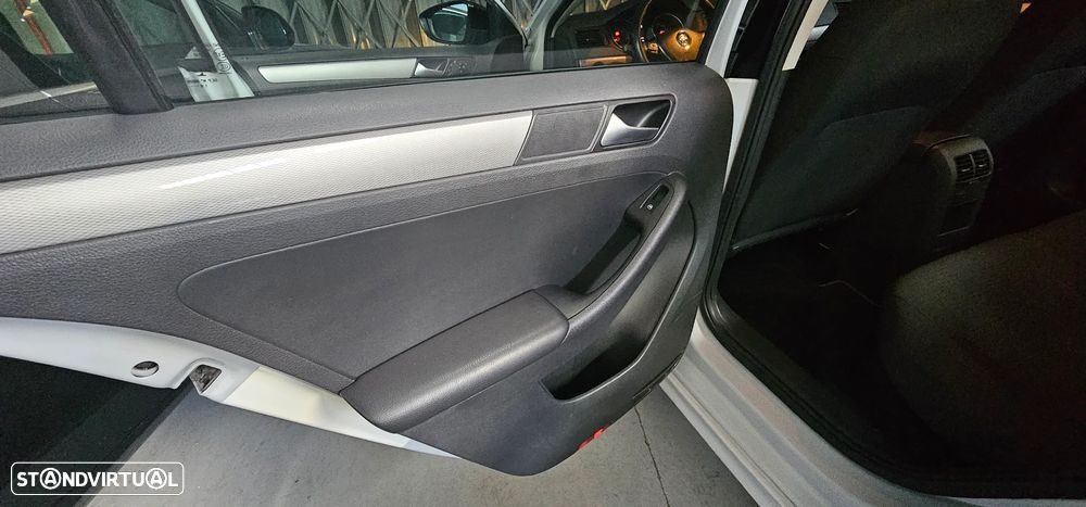 VW Jetta 2.0 TDI Confortline - 49