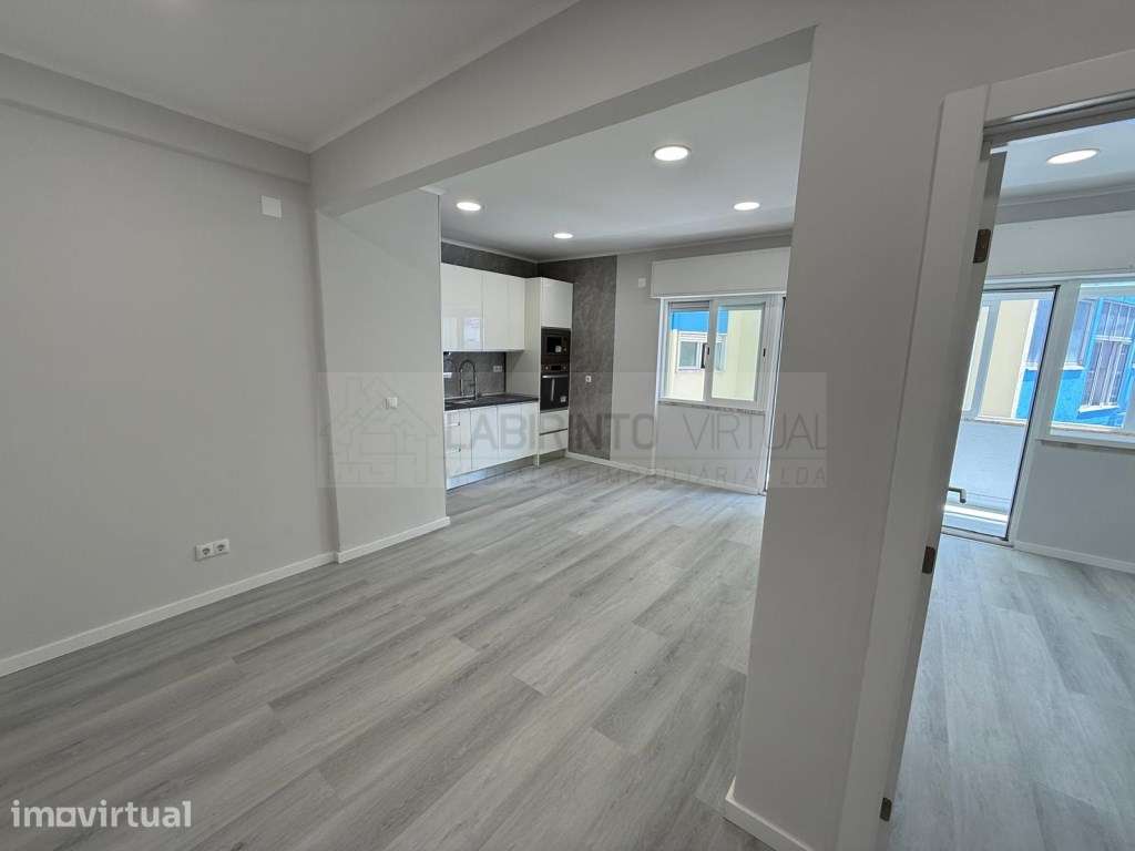Vede-se T1 remodelado e com marquise, na Venteira - Amadora - Grande imagem: 3/9