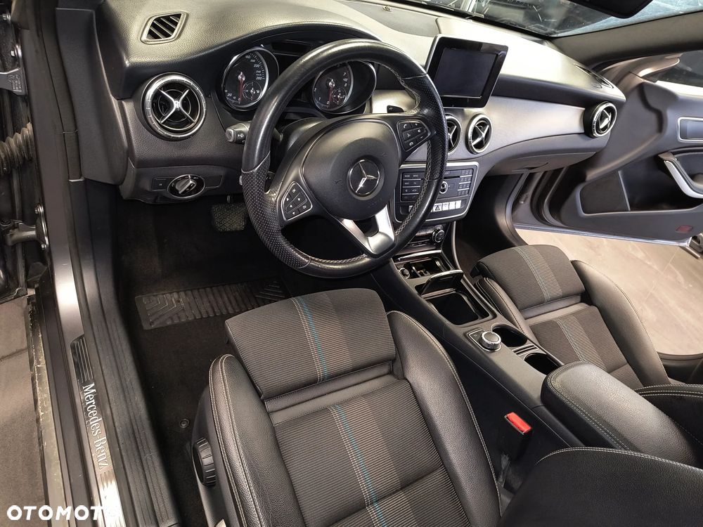 Mercedes-Benz CLA 180 7G-DCT UrbanStyle Edition - 12
