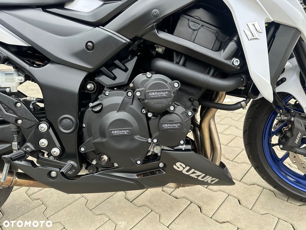 Suzuki GSX - 12