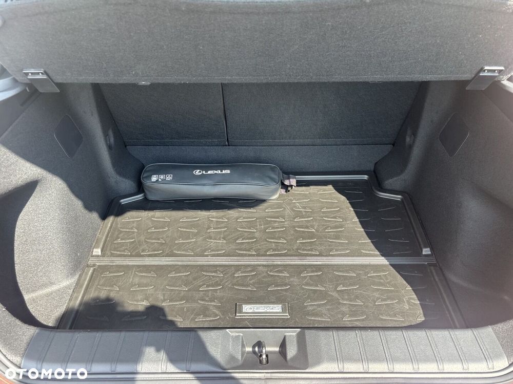 Lexus LBX 1.5 Hybrid - 16