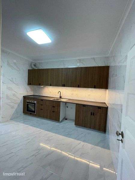 Arrenda se apartamento R/C T2+1 em moradia - Grande imagem: 2/8