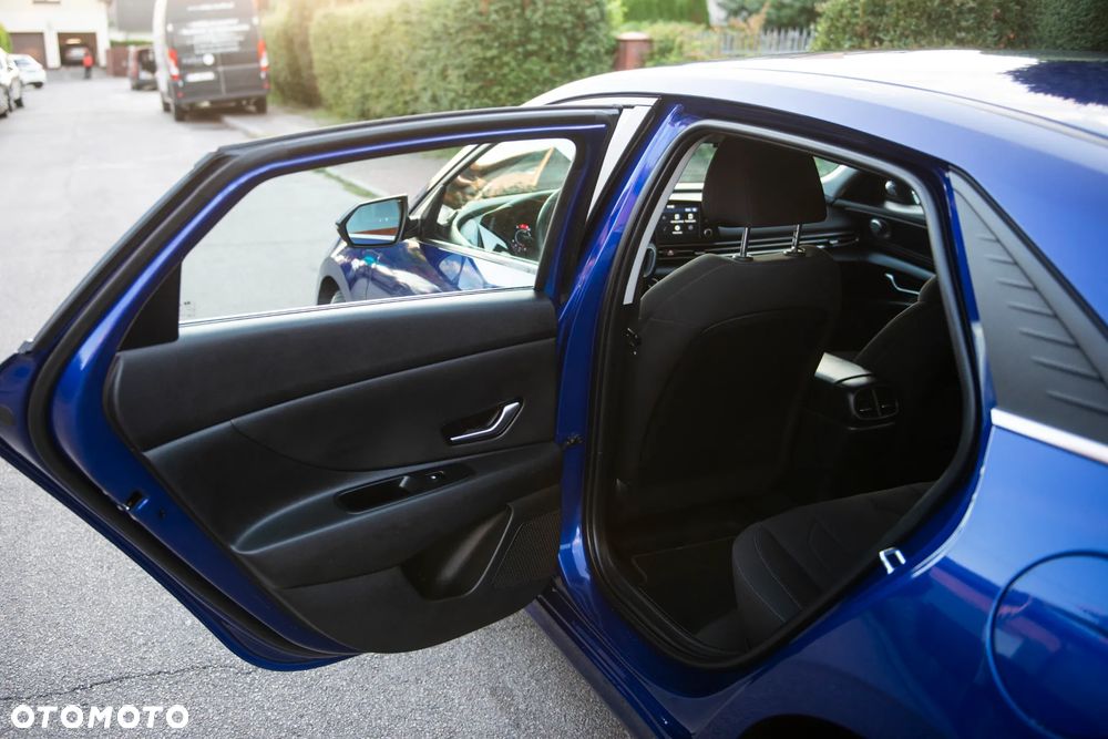 Hyundai Elantra 1.6 Executive - 29