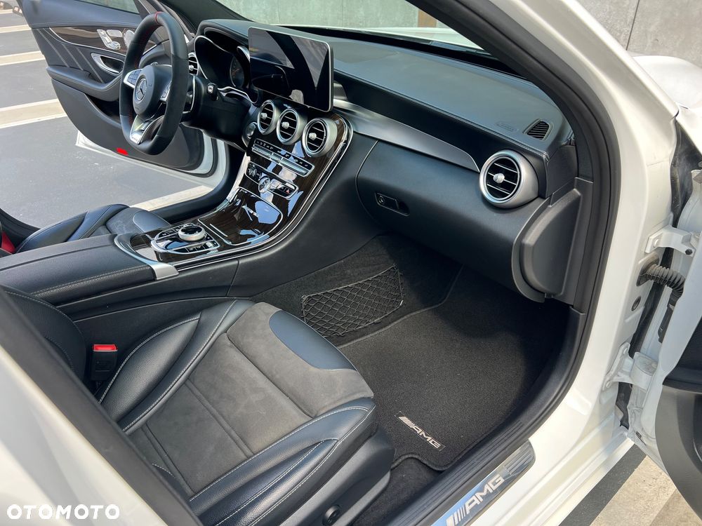 Mercedes-Benz Klasa C AMG 63 AMG Speedshift 7G-MCT - 23