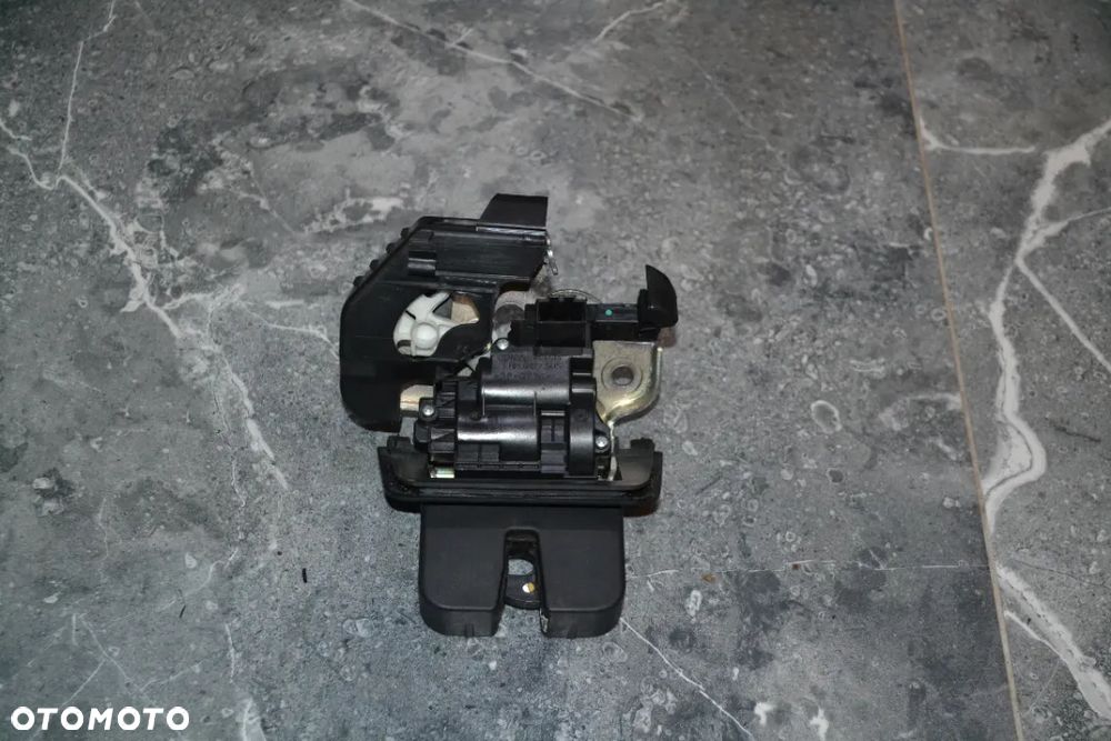 VW AUDI SEAT SKODA ZAMEK KLAPY BAGAŻNIKA 8R0827505 - 1
