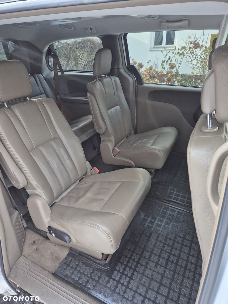 Chrysler Town & Country - 5