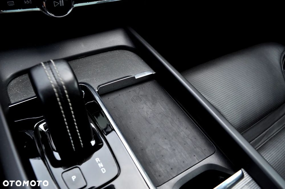 Volvo XC 60 B5 D AWD Ultimate Dark - 33