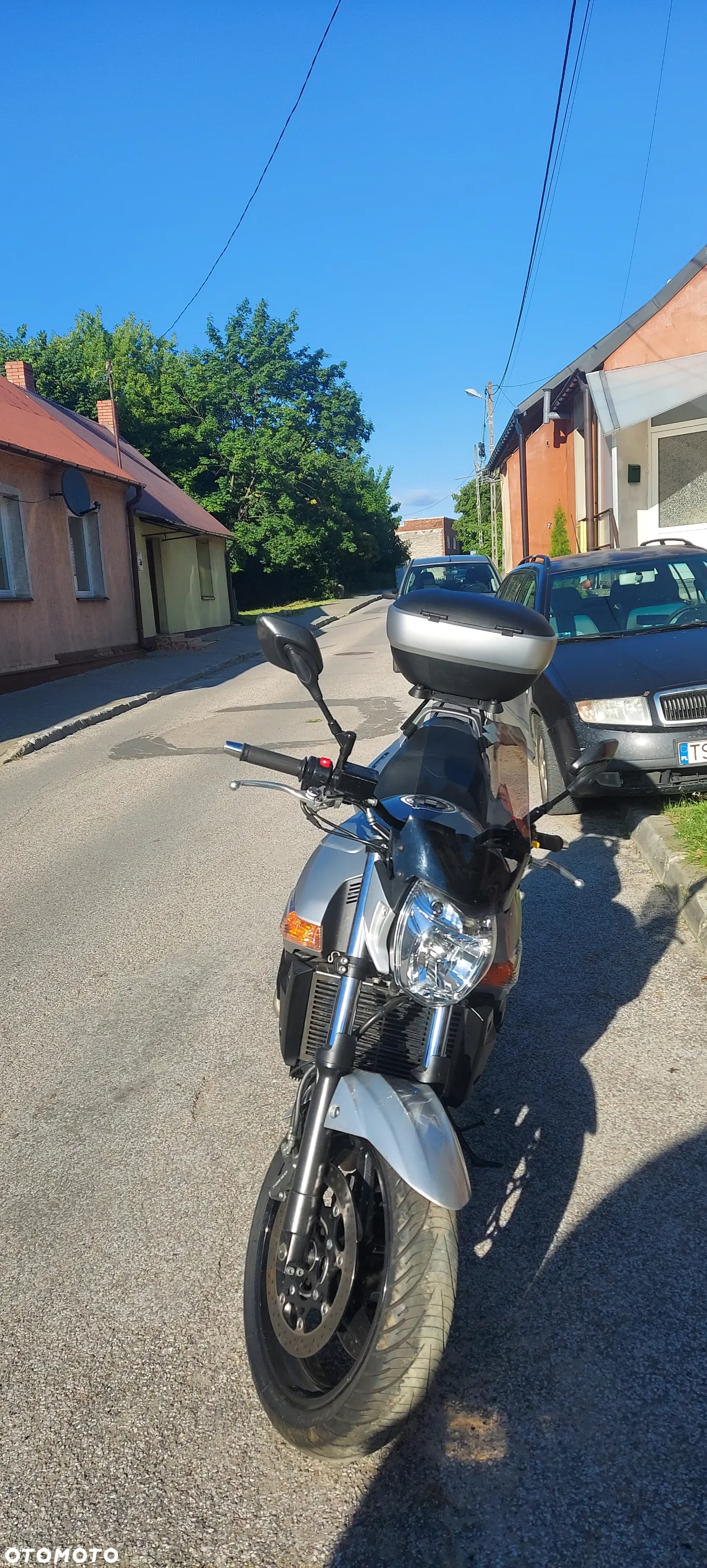 Suzuki GSR - 13