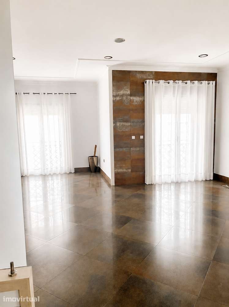 Apartamento T4 Duplex Moderno e Espaçoso – Almeirim - Grande imagem: 2/7