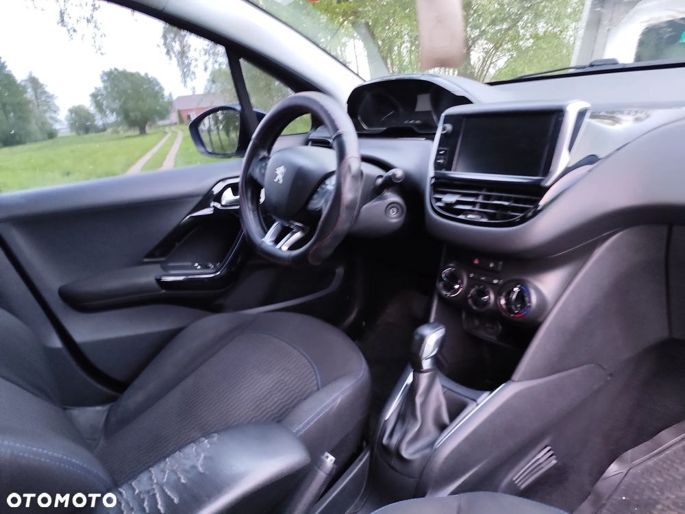 Peugeot 208 PureTech 82 Stop & Start Signature - 11