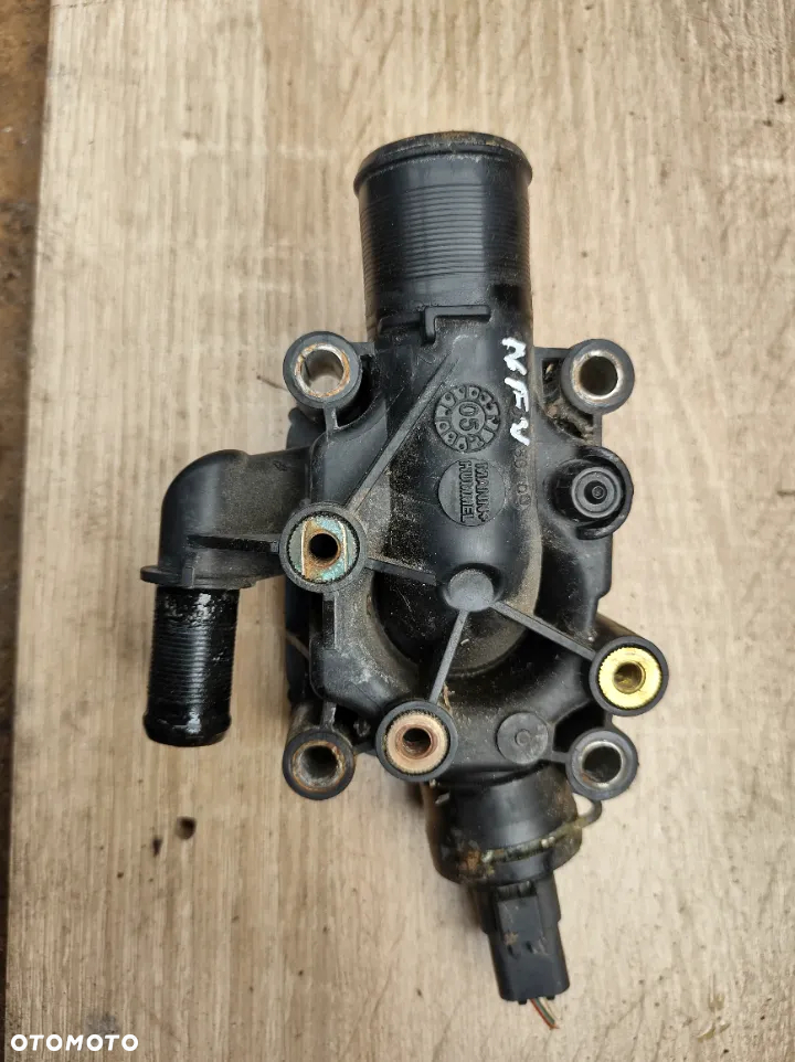 Peugeot 206 citroen NFU 1,6 16V obudowa termostatu - 2