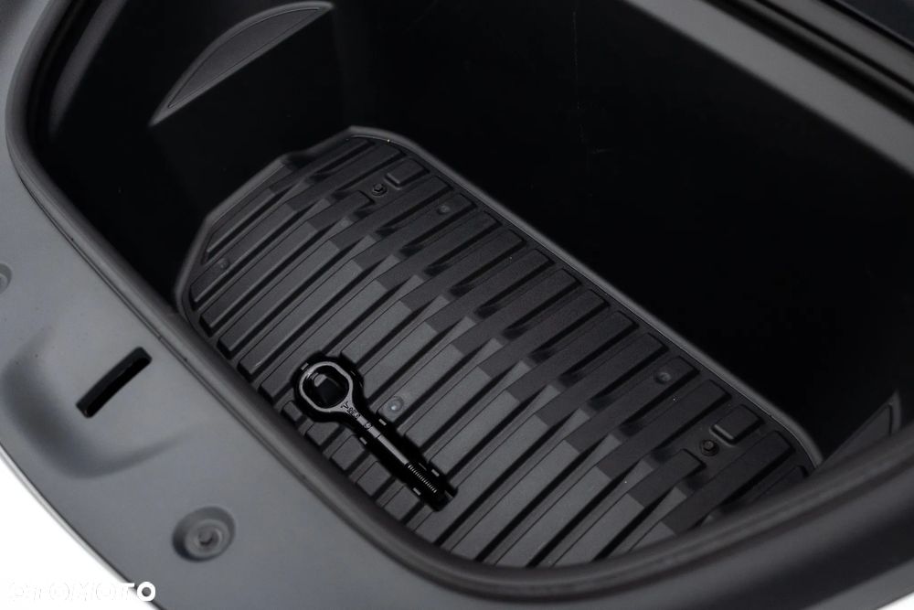 Tesla Model Y - 19