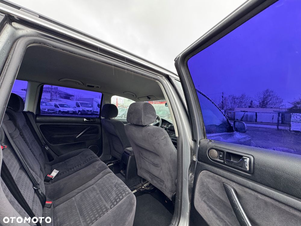 Volkswagen Passat 1.9 TDI Highline - 24