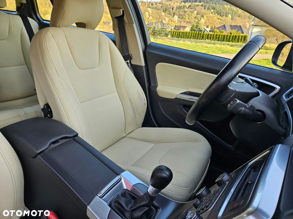 Volvo V60 D4 Momentum - 28