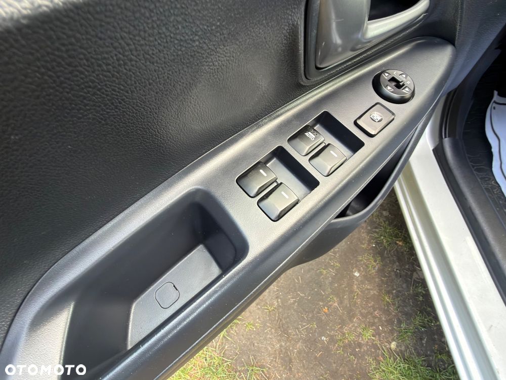 Kia Rio 1.2 L - 12