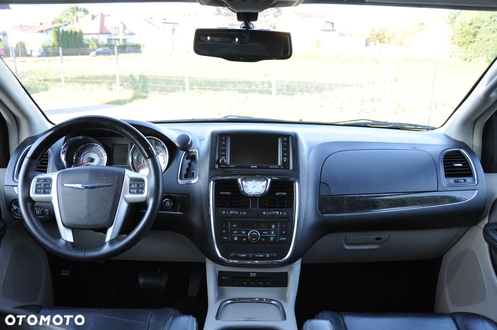 Chrysler Town & Country 3.6 Limited - 11