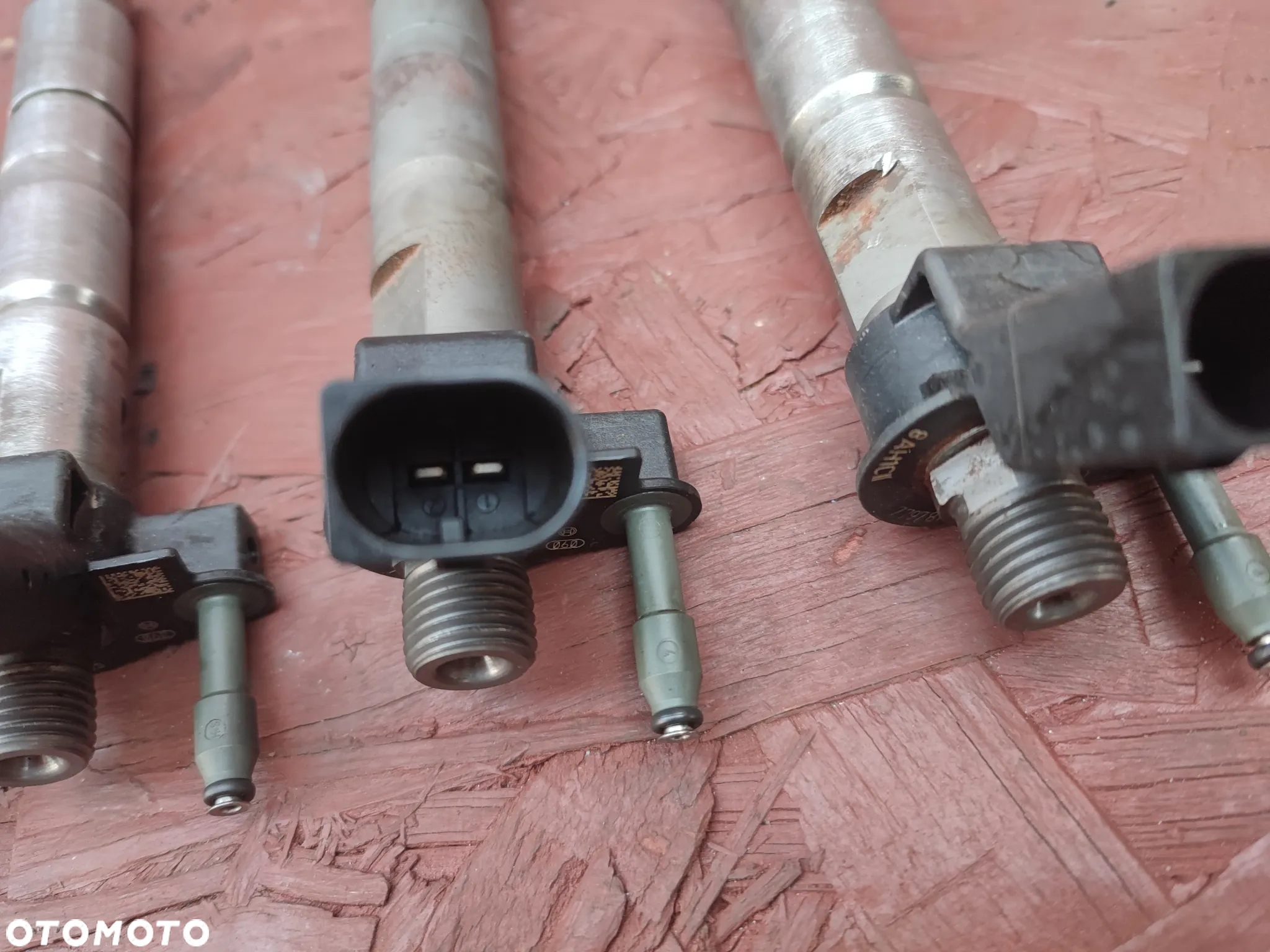 BMW E60LCI / E81 / E82 / E88 / E87 / E90 / E91LCI / E92 / E93 ORYGINALNY WTRYSKIWACZ PALIWA PIEZO / WTRYSKI KOMPLET 4 SZTUKI PIEZO-ELEKTRYCZNYCH DO SILNIKÓW GAMY N47D20 177KM DIESLA O NR. 13 53 7 797 877 - 05 ( 60 ) SPRAWNE W 100% - 16