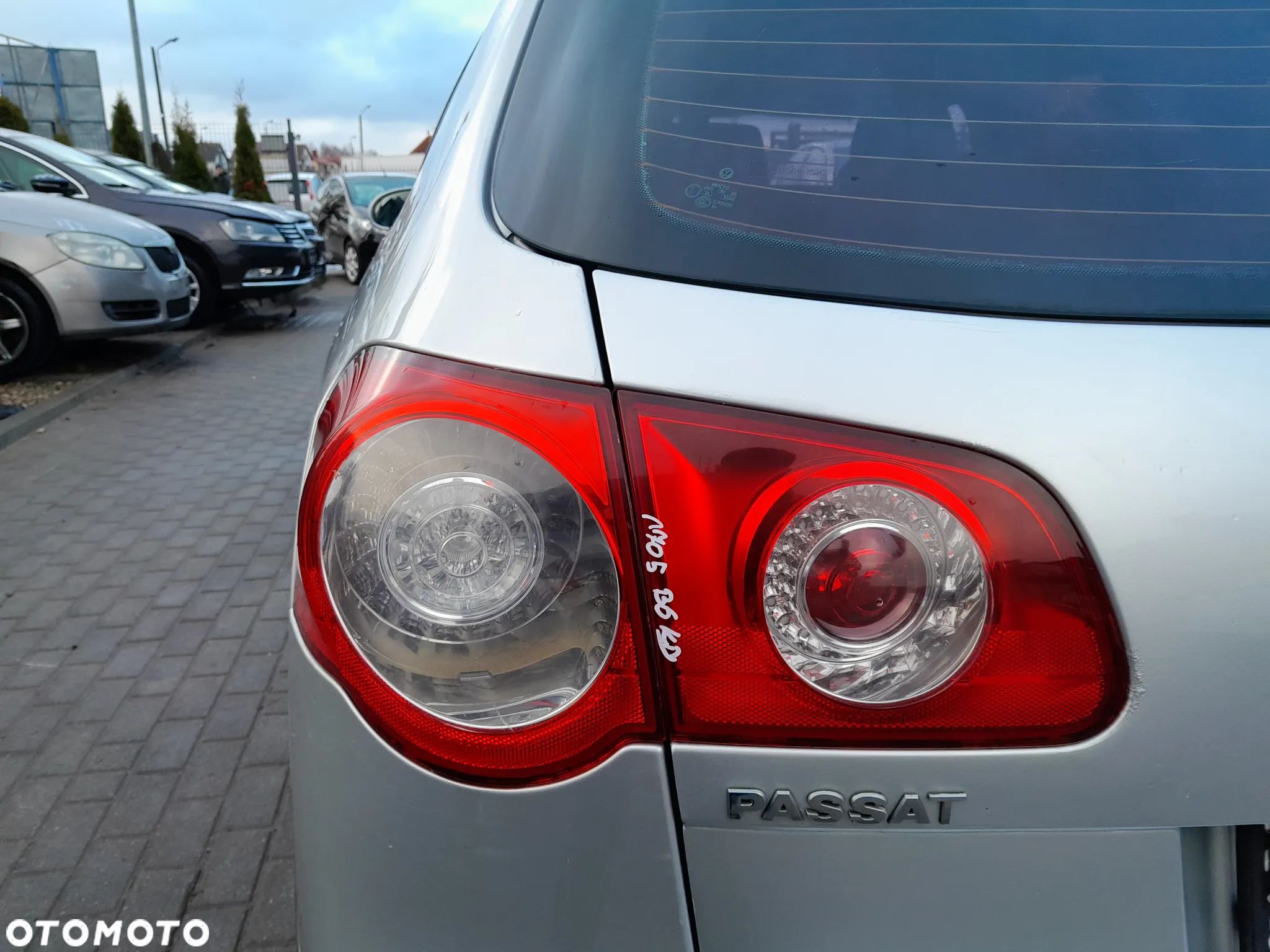 VW PASSAT B6 LAMPA LEWA TYNA LEWY TYŁ W KLAPE KOMBI - 1