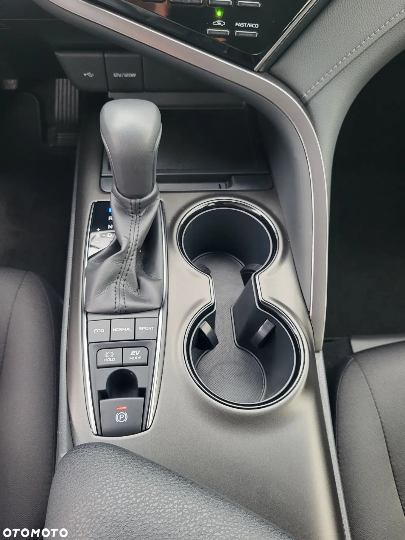 Toyota Camry 2.5 Hybrid Comfort CVT - 21