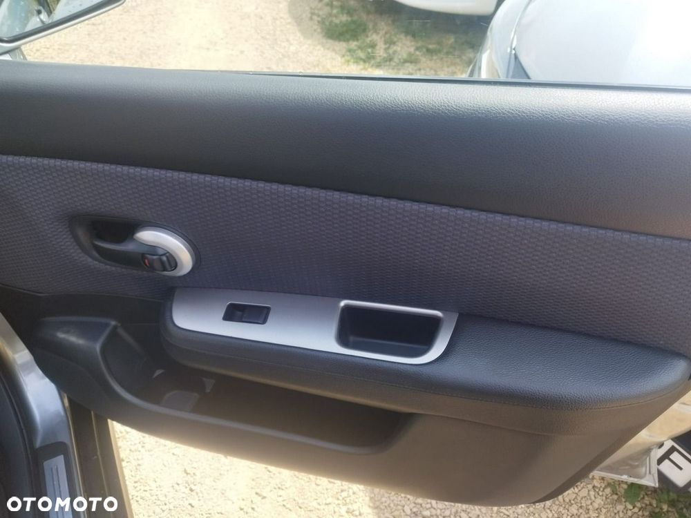 Nissan Tiida - 15