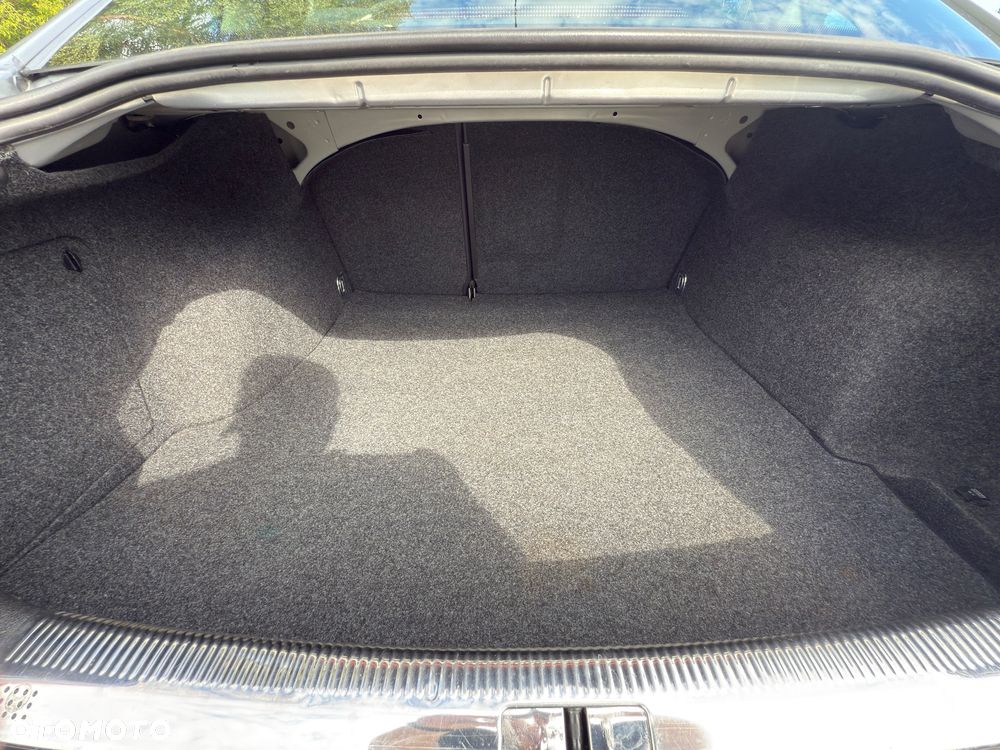 Volkswagen Passat 2.3 V5 Highline - 17