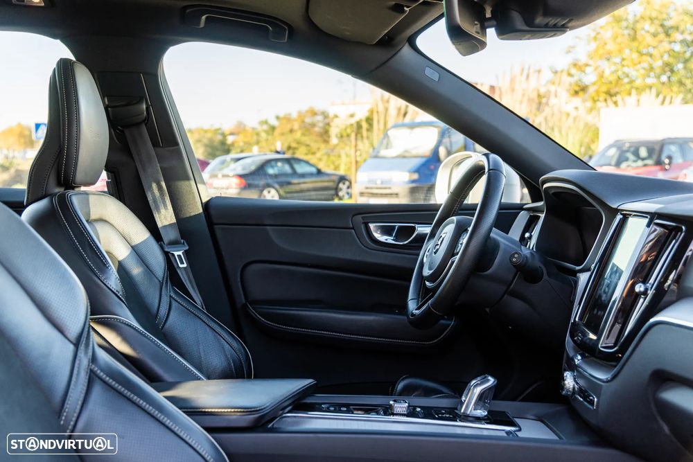 Volvo XC 60 2.0 T8 PHEV R-Design AWD - 11