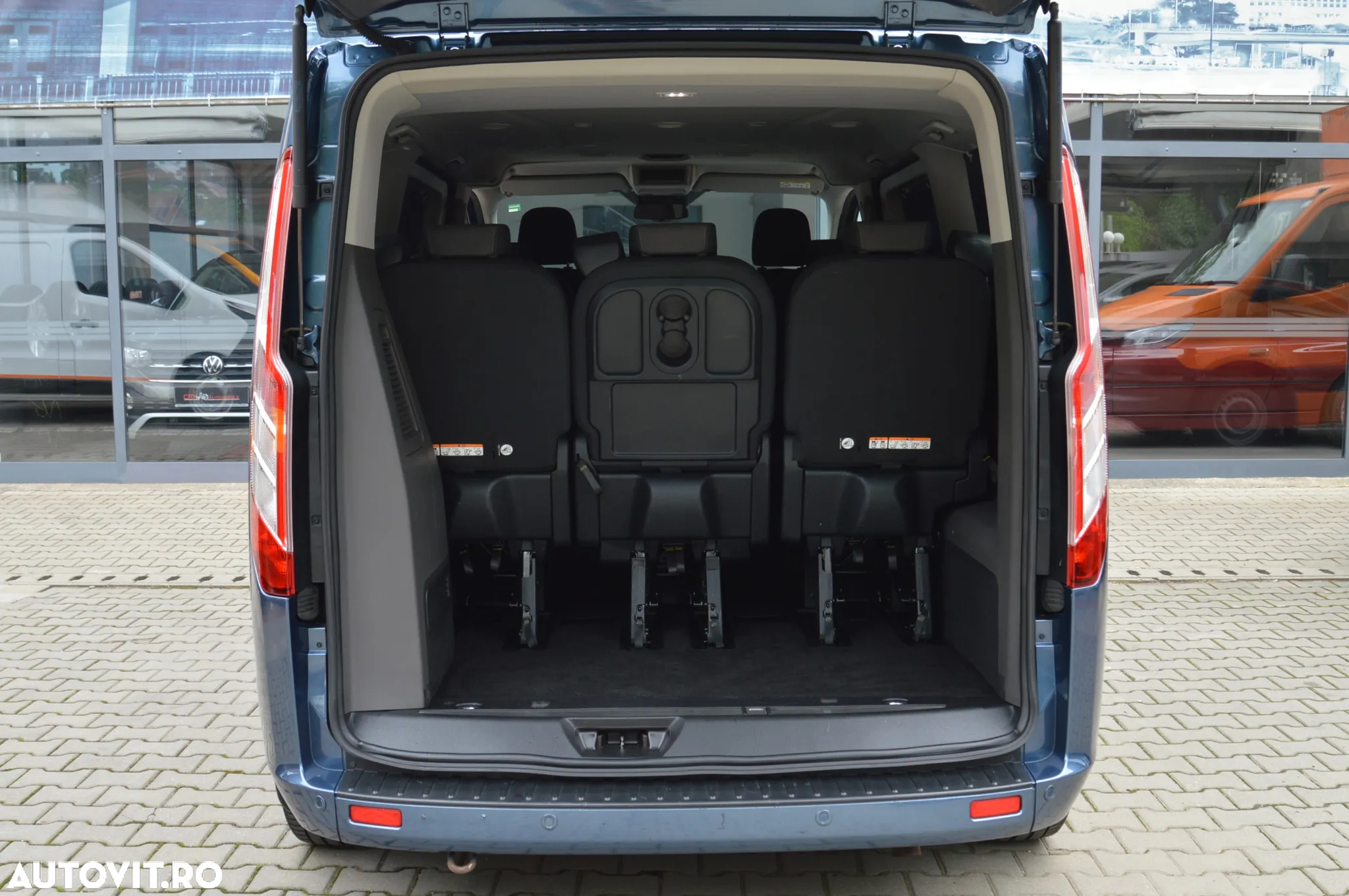 Ford Tourneo Custom Bus 320 2.0 EcoBlue 130 CP L1H1 Titanium - 32