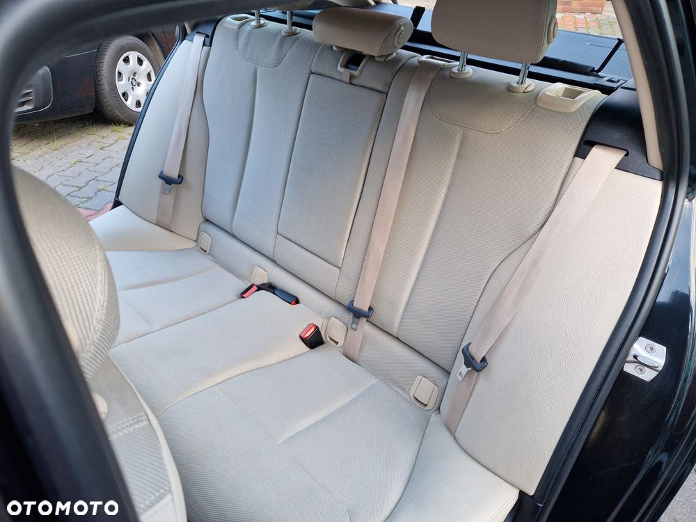 BMW Seria 3 320d Luxury Line - 24
