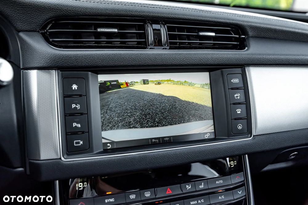 Jaguar XF 20d Prestige - 40