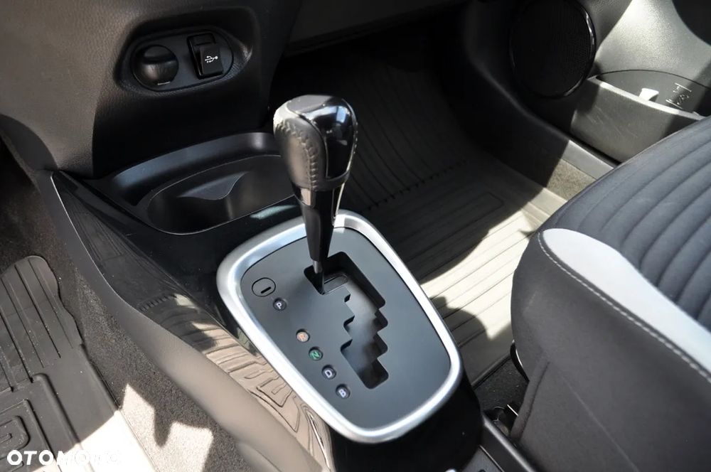 Toyota Yaris Hybrid 100 Selection Platinum - 19