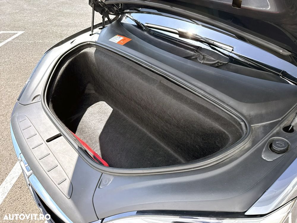 Tesla Model X - 11
