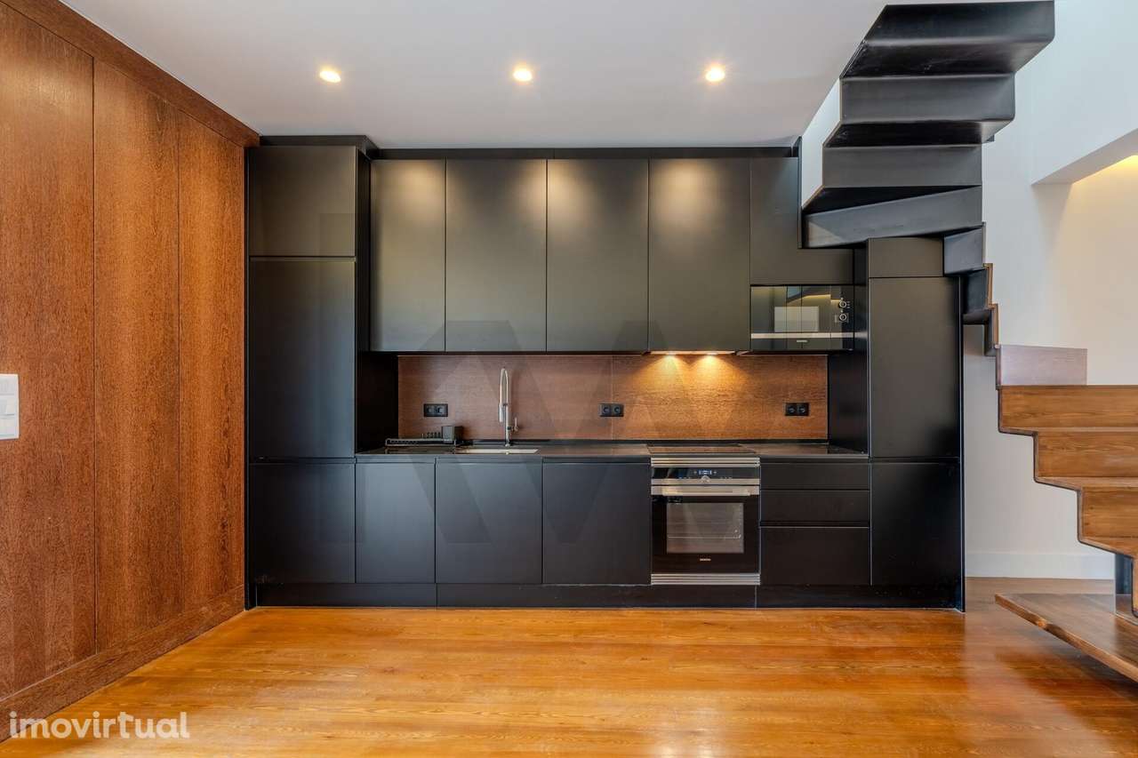 Sofisticado T2 Duplex Renovado com Suítes e Varandas no Príncipe Real - Grande imagem: 2/31