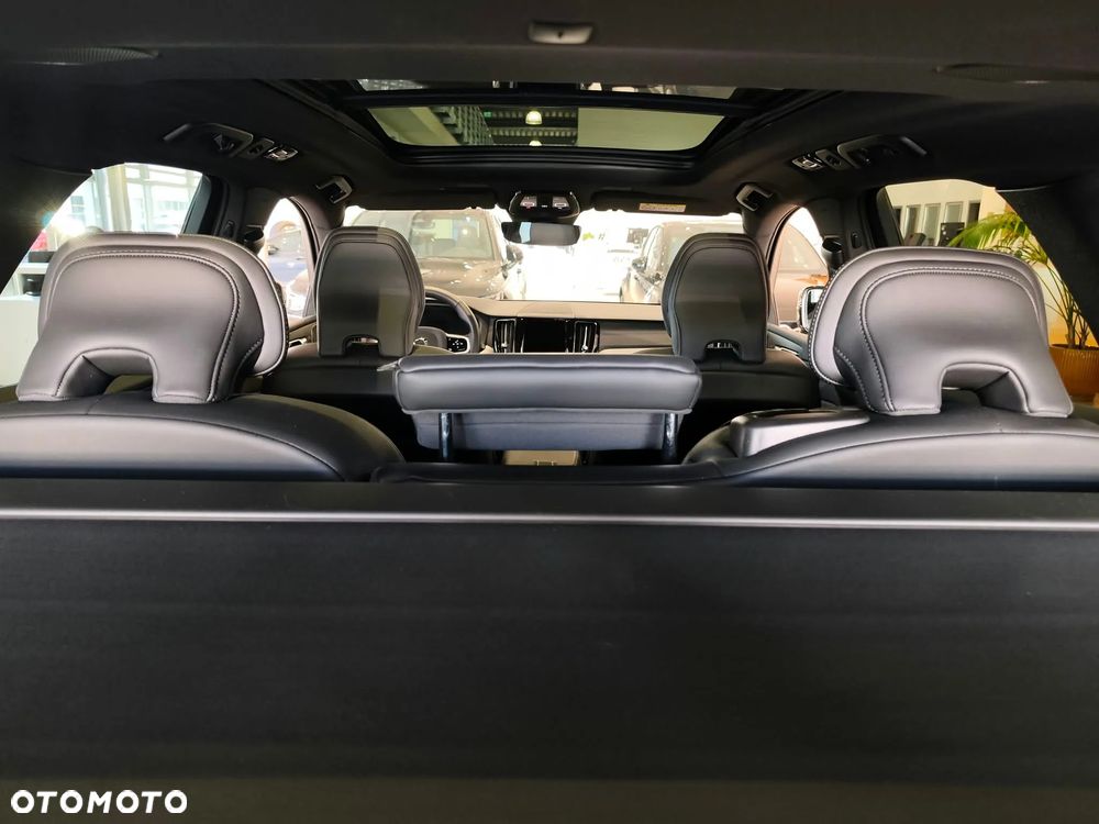 Volvo XC 60 B5 B AWD Ultimate Dark - 19