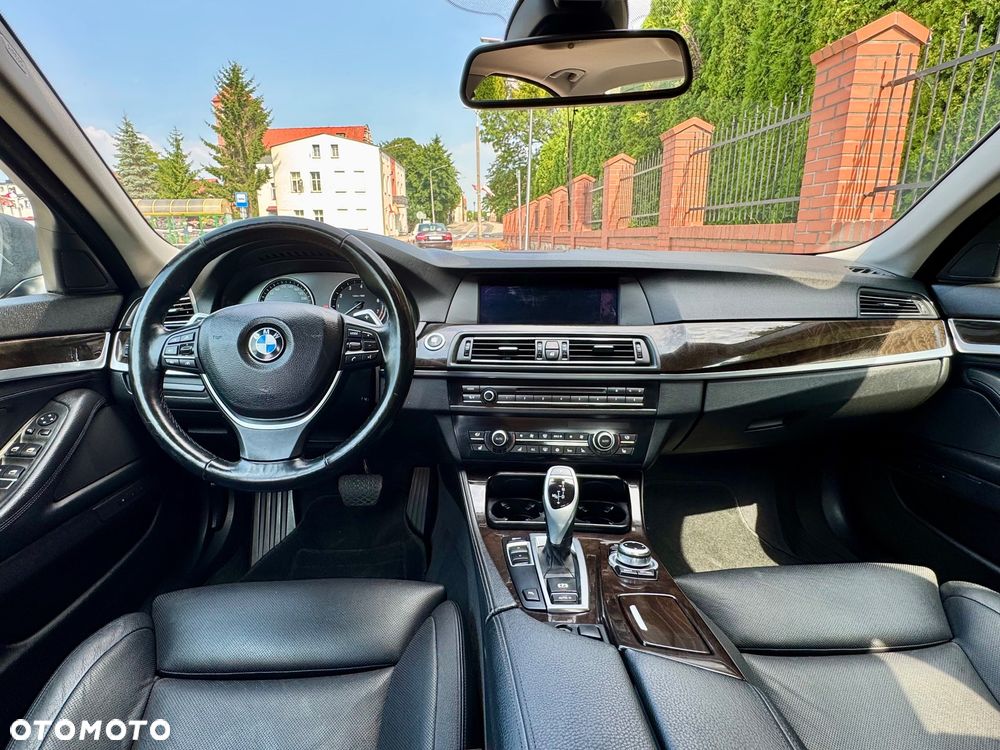 BMW Seria 5 550i Sport-Aut - 28