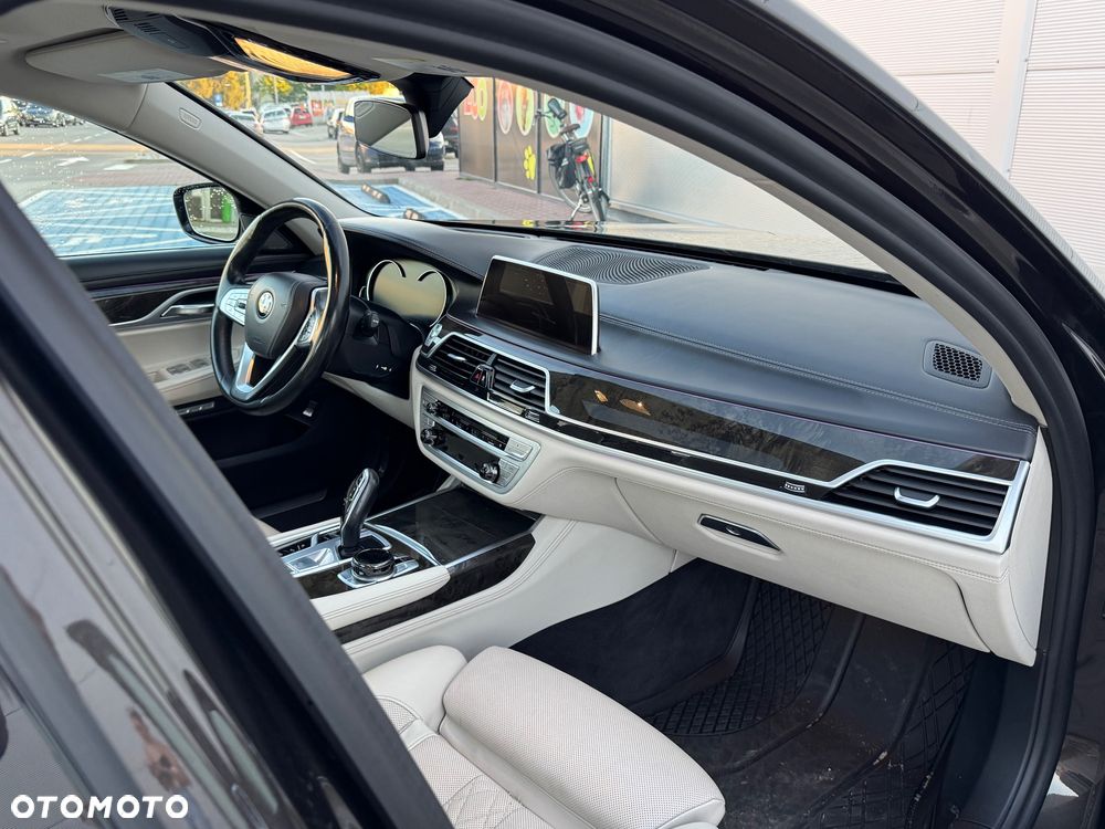 BMW Seria 7 740Li xDrive - 13