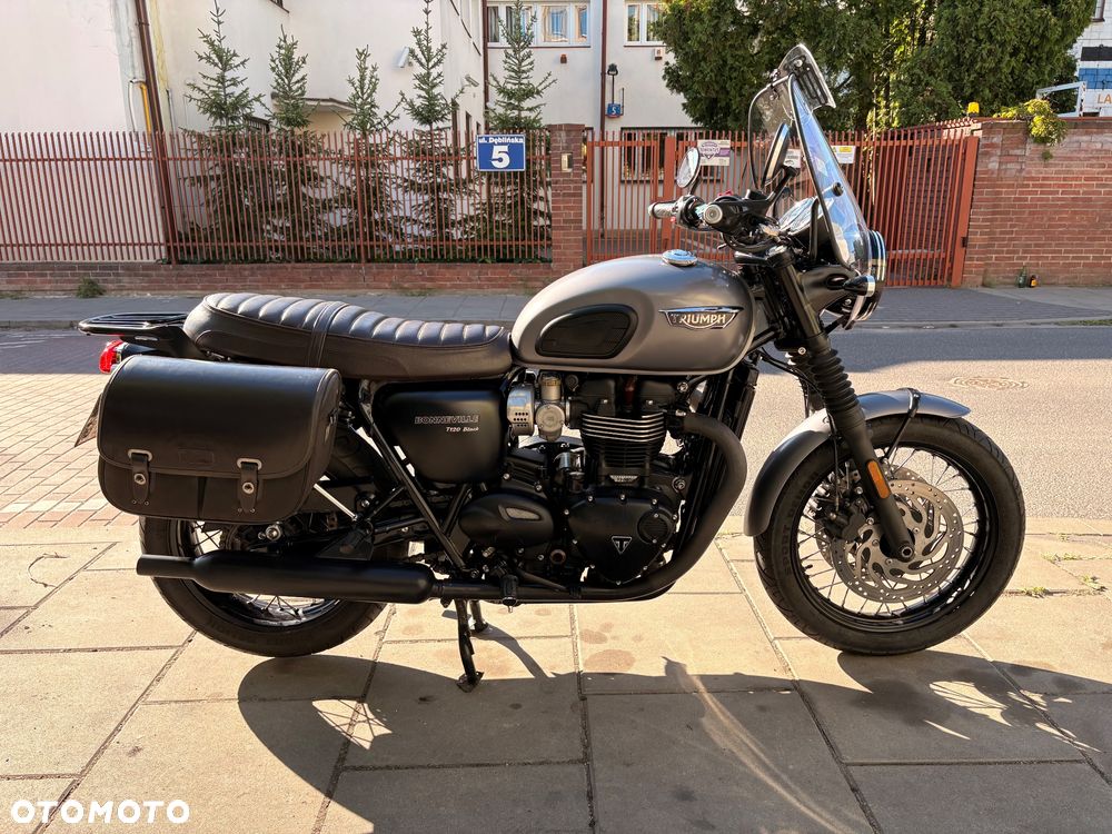Triumph Bonneville - 1