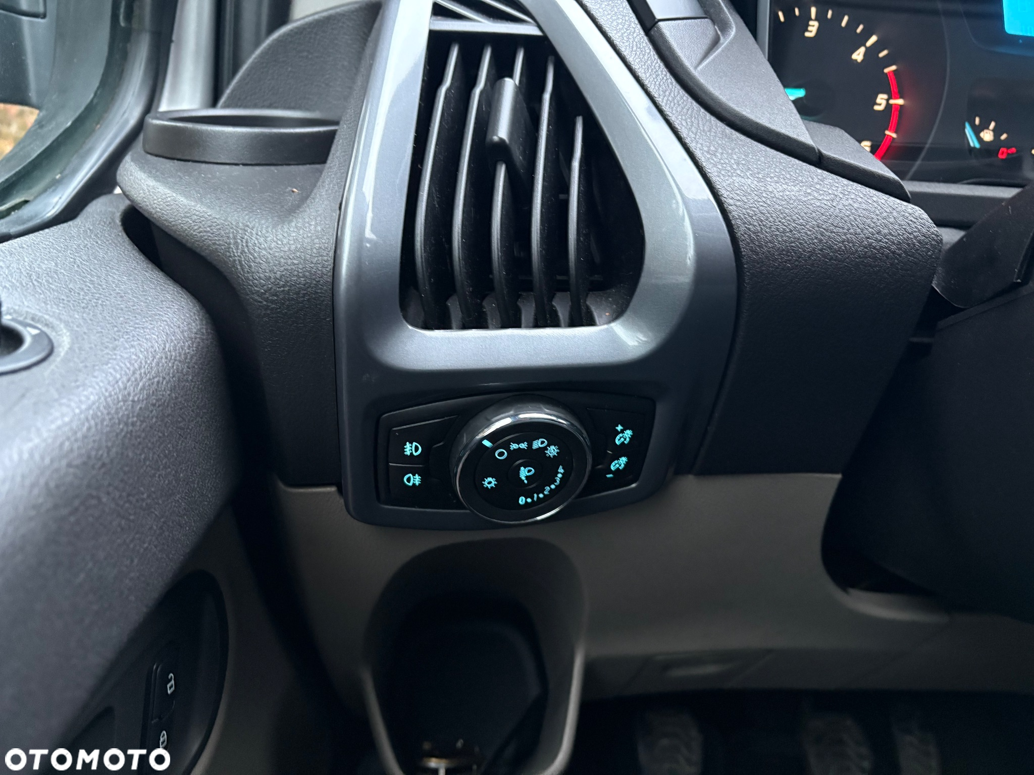 Ford Tourneo Custom - 16
