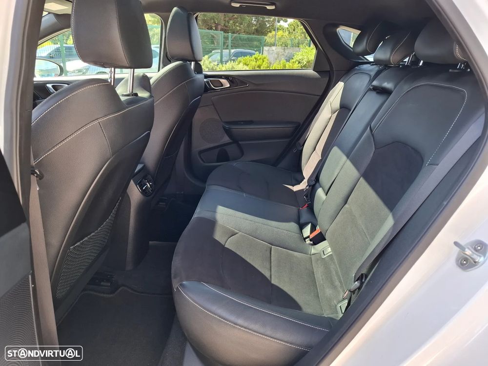 Kia ProCeed 1.6 CRDi GT Line+SRF - 30