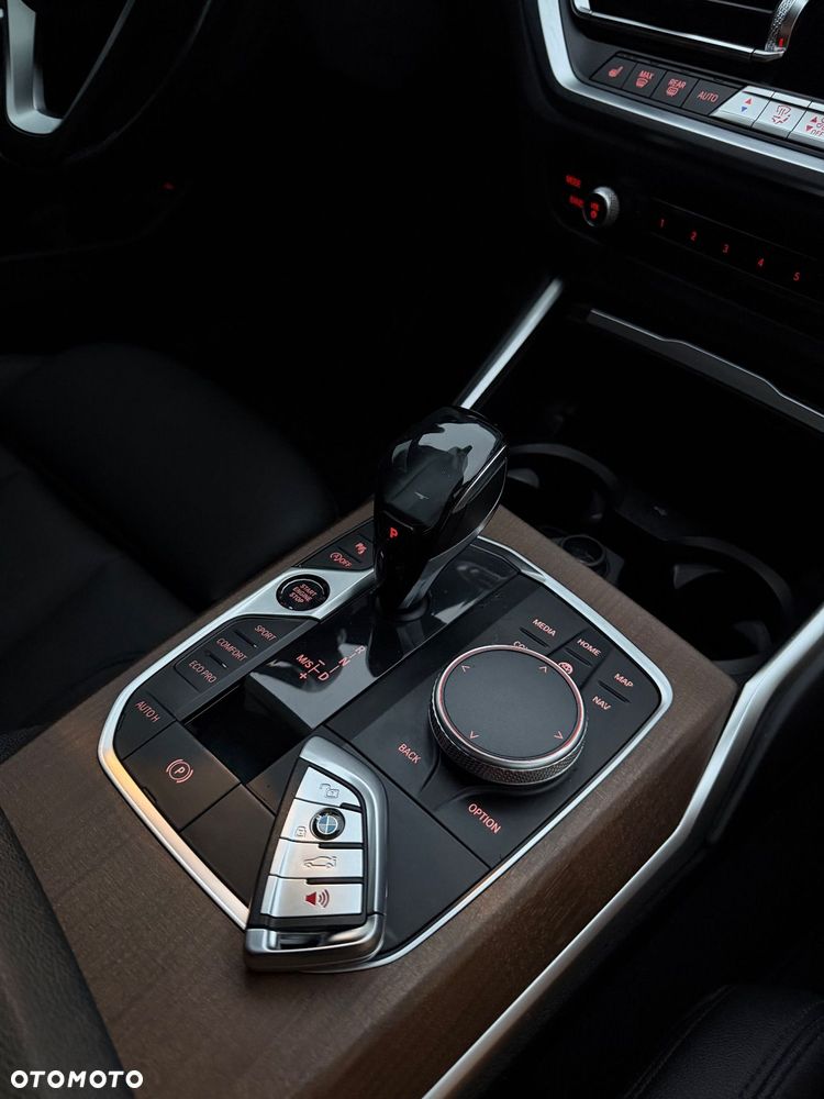 BMW Seria 3 330i Sport Line - 30