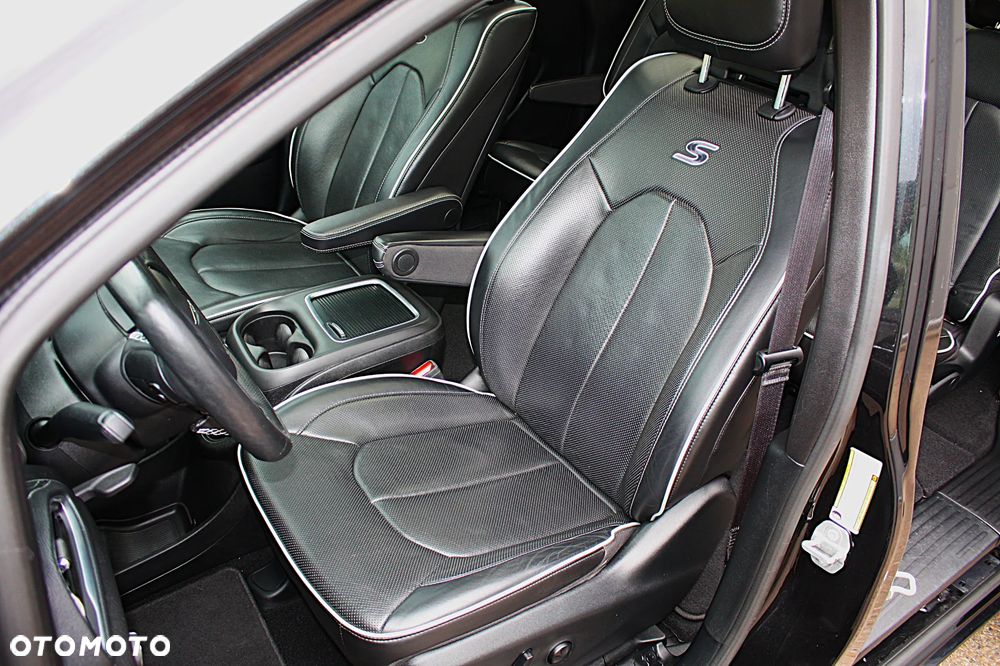 Chrysler Pacifica - 15