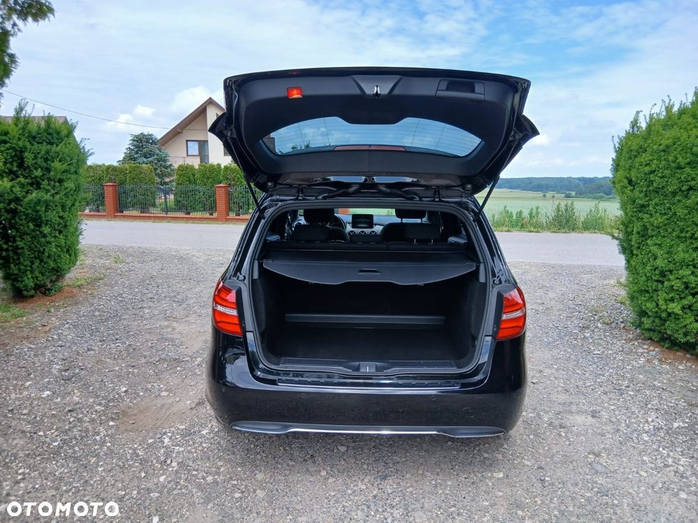 Mercedes-Benz Klasa B 180 d Edition - 39