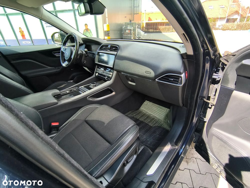 Jaguar F-Pace - 32