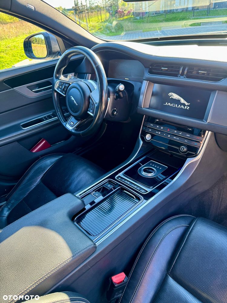 Jaguar XF 20d R-Sport - 20