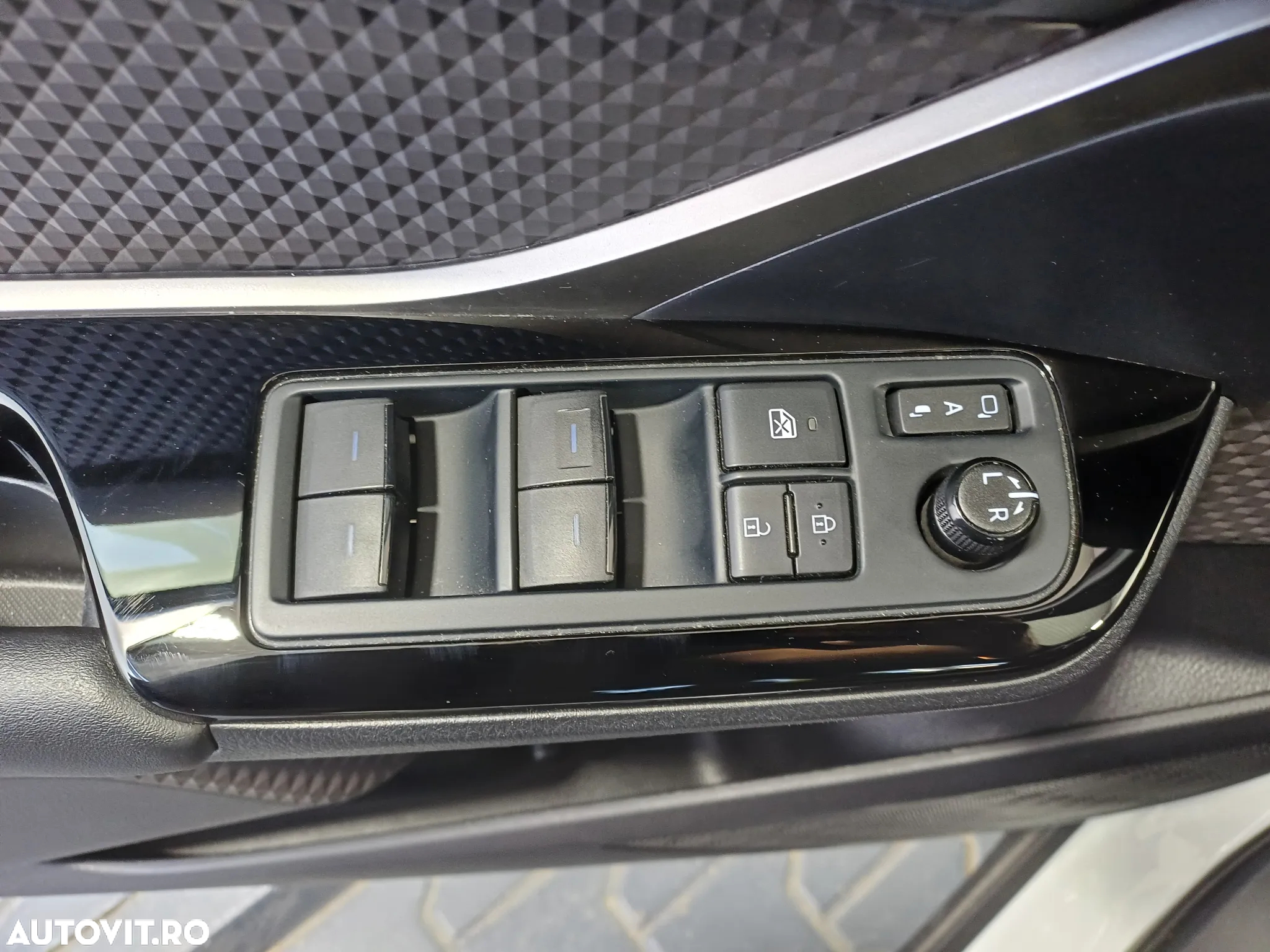 Toyota C-HR 2.0 HSD 184 CP 4x2 CVT Classy Bi-Tone - 10