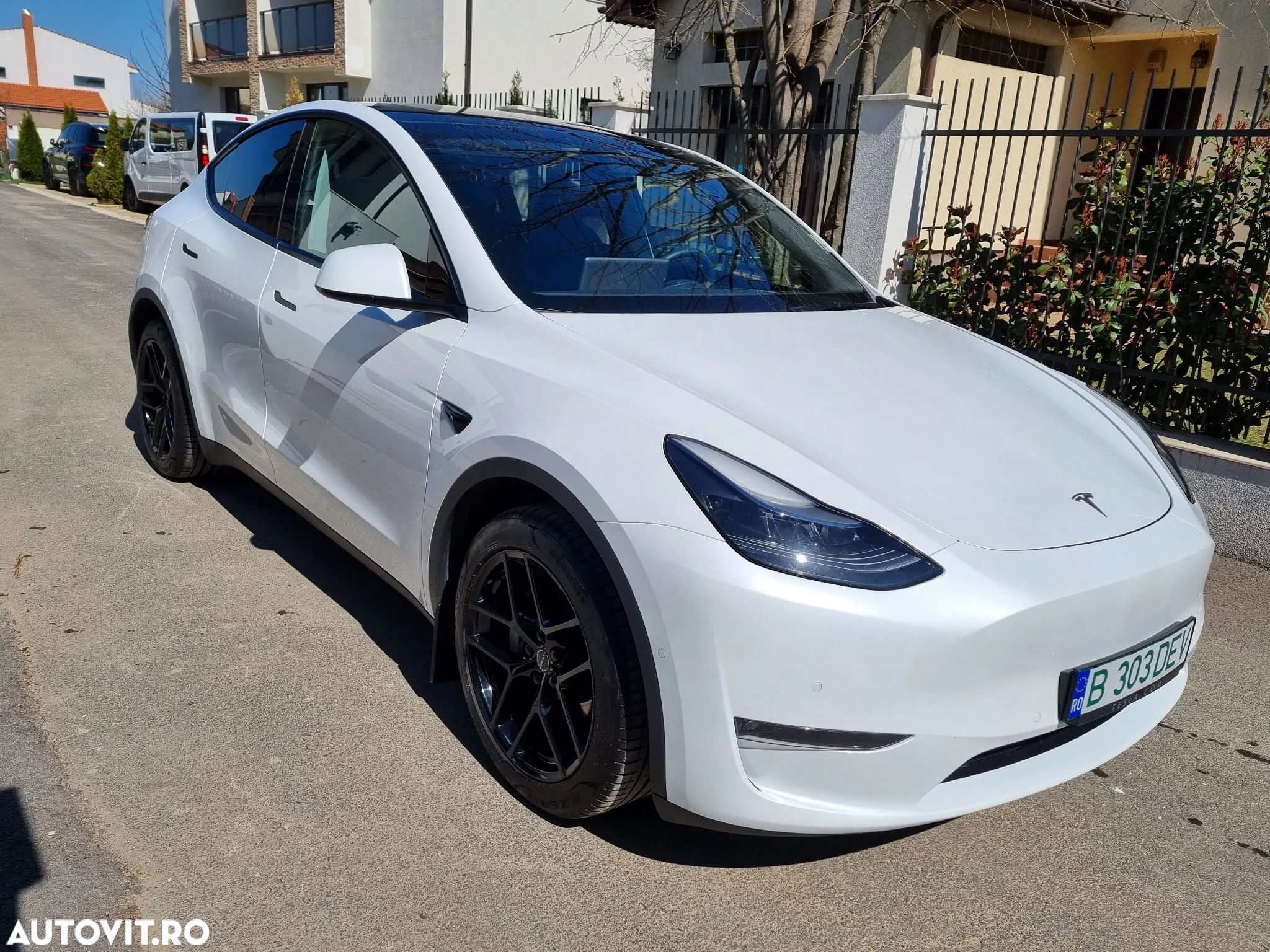 Tesla Model Y Long Range Dual Motor AWD - 1