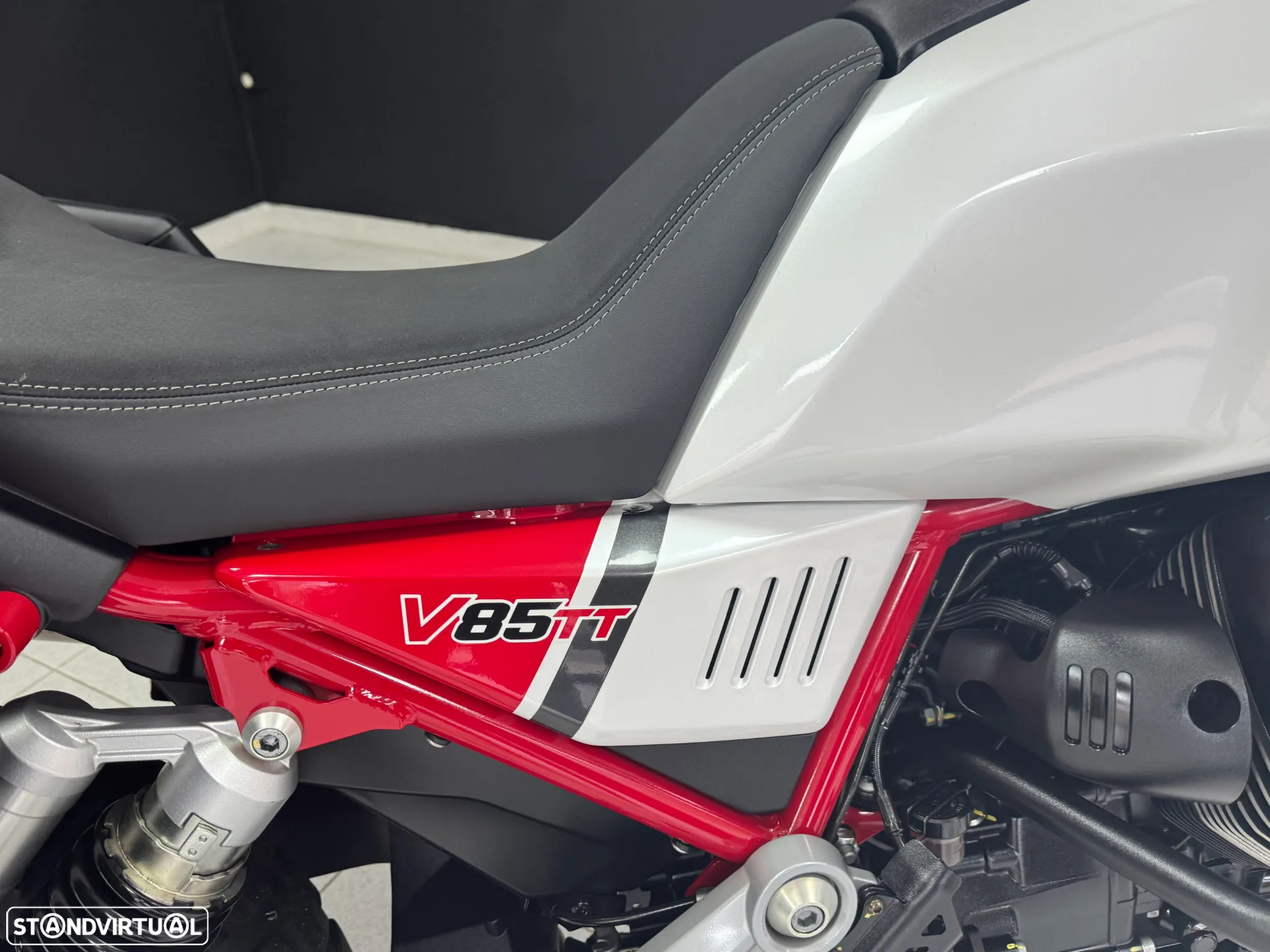 Moto Guzzi V85 - 12